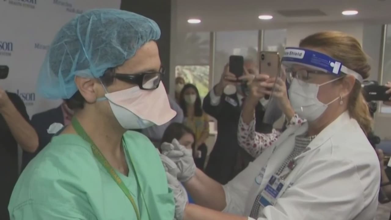 “En el Jackson se hacen milagros todos los días”: empleados se vacunan contra el coronavirus