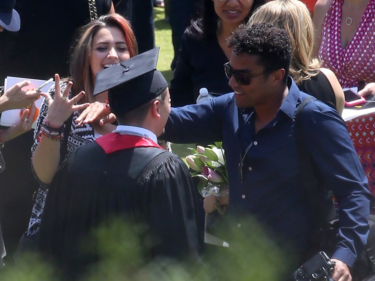 Salió con honores de la Escuela Secundaria Buckley.