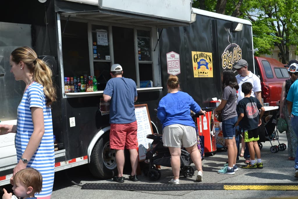 Los camiones de comida estarán ubicados este año en un patio de comidas especial en Owen Avenue (detrás de Fidelity Bank). Algunos vendedores de comida también estarán ubicados en otras áreas seleccionadas del festival, como cerca de Children's Village.