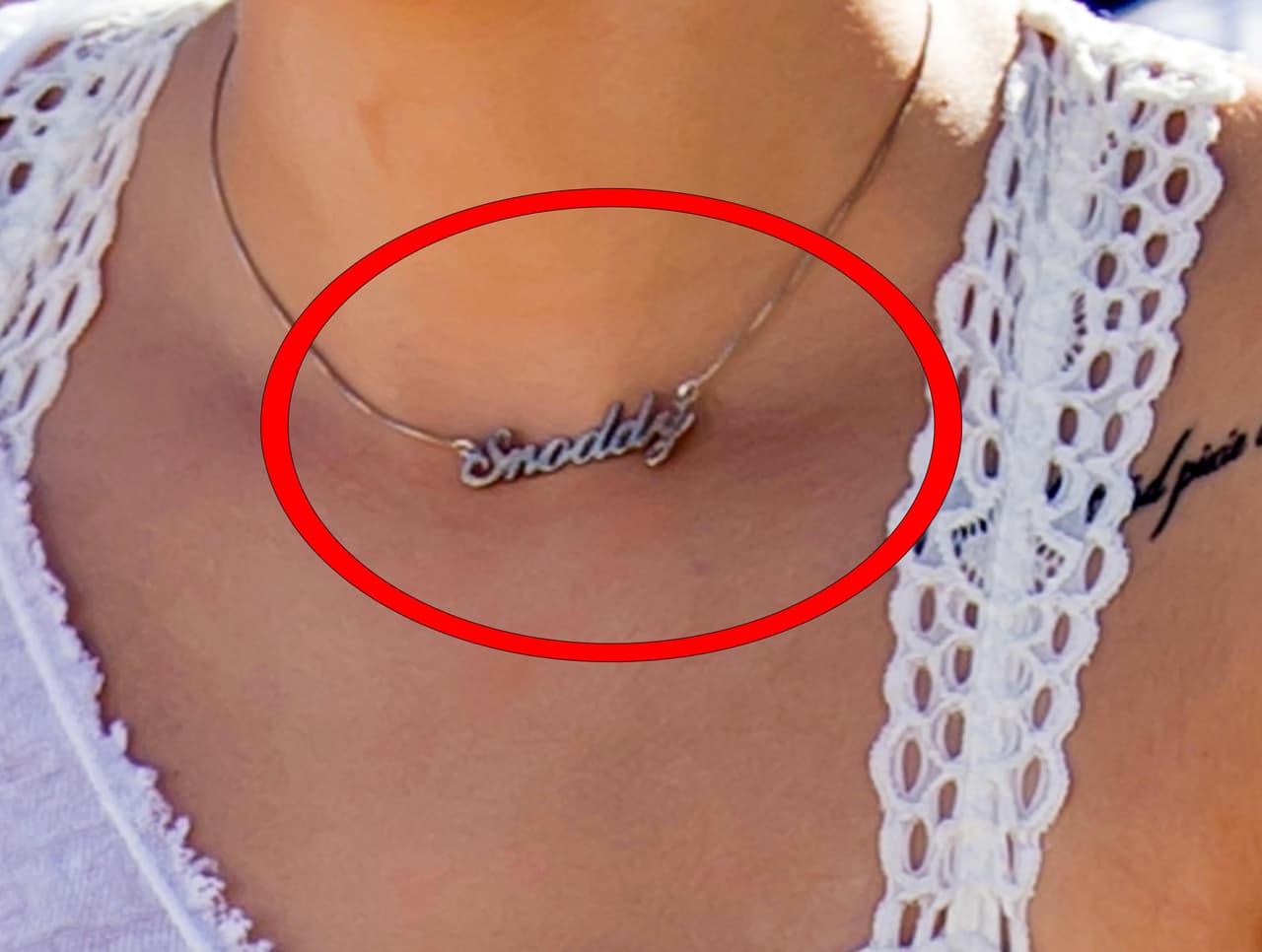 Tiene el apellido de su novio en un dije.