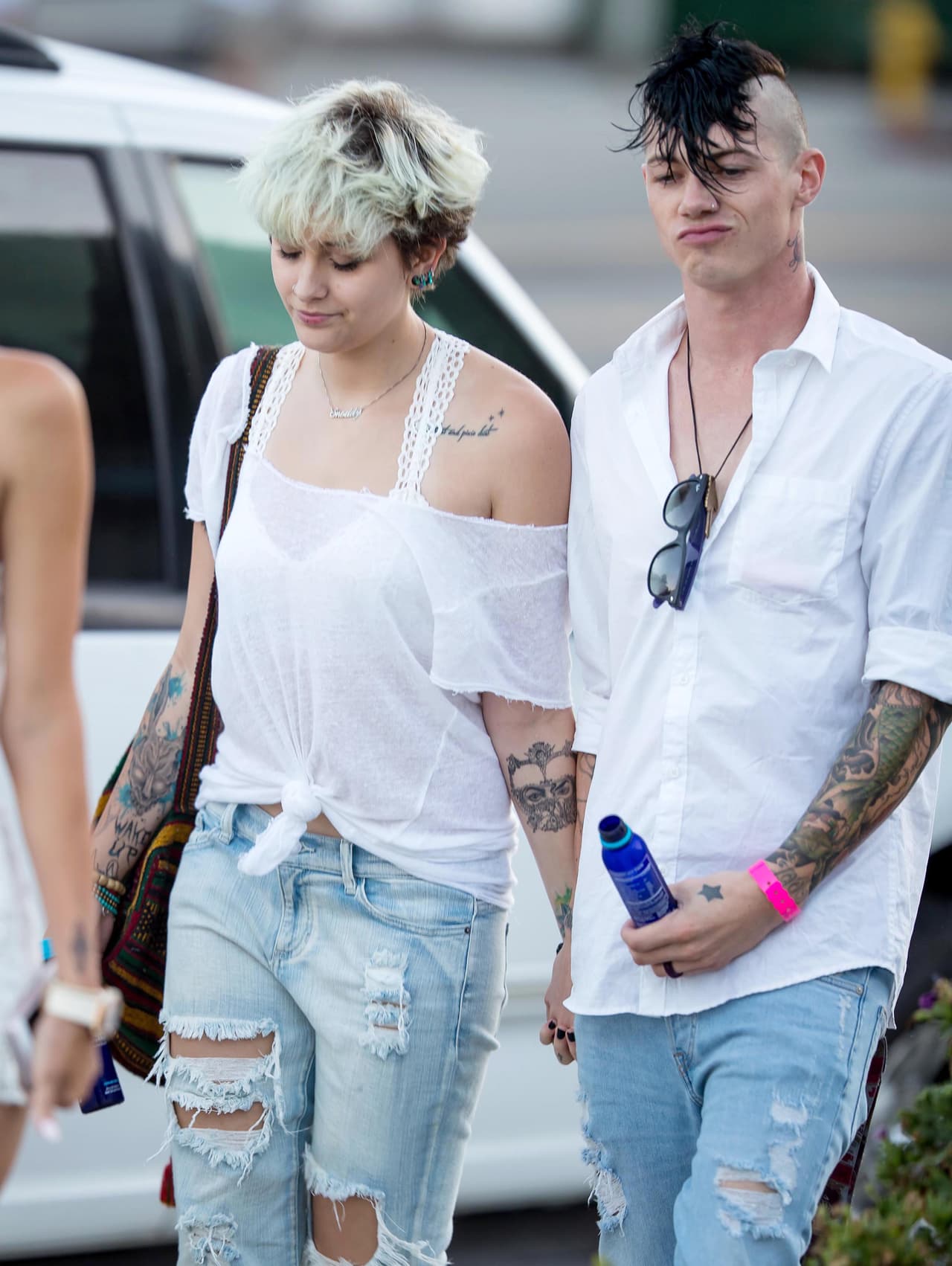 En su antebrazo izquierdo podemos ver el logo del disco de su papá, "Dangerous".