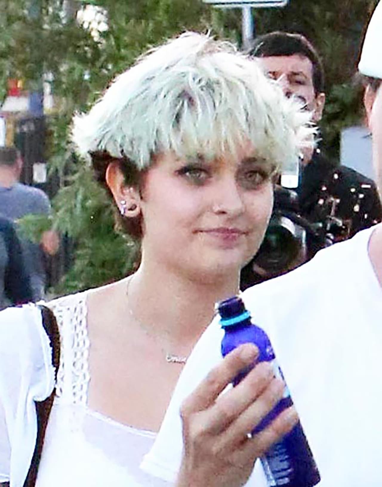 Paris, ahora de cabello rubio corto, nos dejó ver todos sus tatuajes recientes.