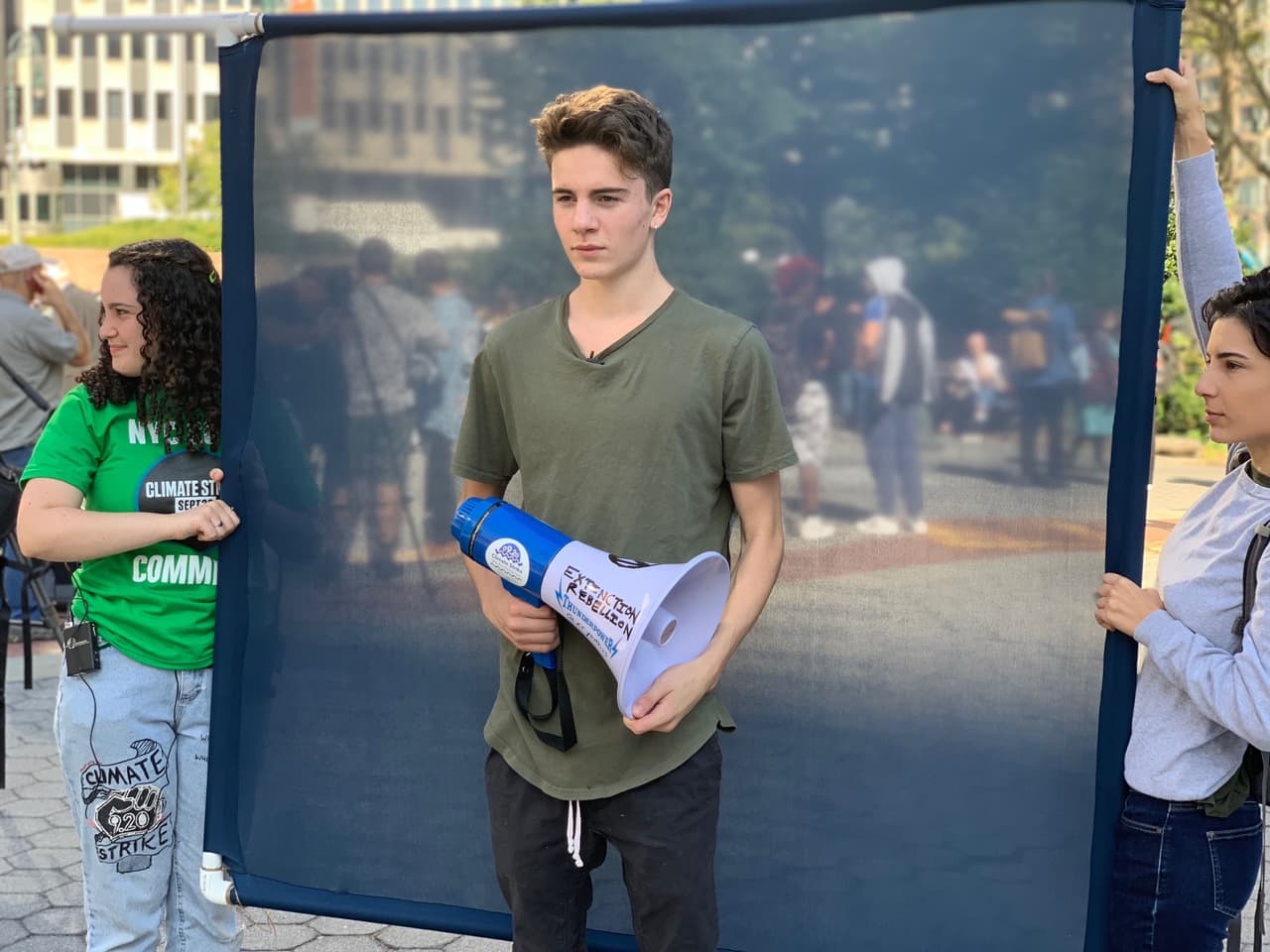 Con altoparlantes se preparan los jóvenes manifestantes.