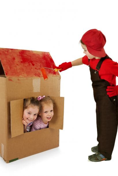 Jueguen en cajas de cartón: Consigue algunas que sean lo bastante grandes como para hacer una casita o un cochecito de carreras y tus hijos las amarán. Lo mejor es que puedes pintarlas, decorarlas y desarmarlas después de los juegos para volver a poner todo en su lugar.