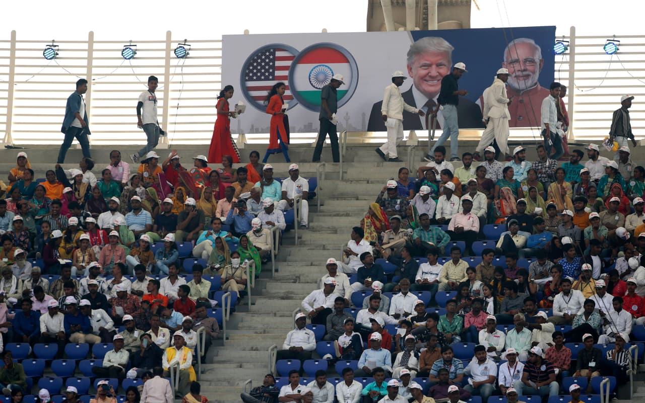 Con este evento, titulado "Namaste Trump" ("Buenos días Trump", en hindi), en el estadio de criquet de Ahmedabad, Modi le devuelve el favor al presidente estadounidense por un gran mitin similar celebrado entre ambos, "Howdy Modi", en Houston (Texas) en septiembre.