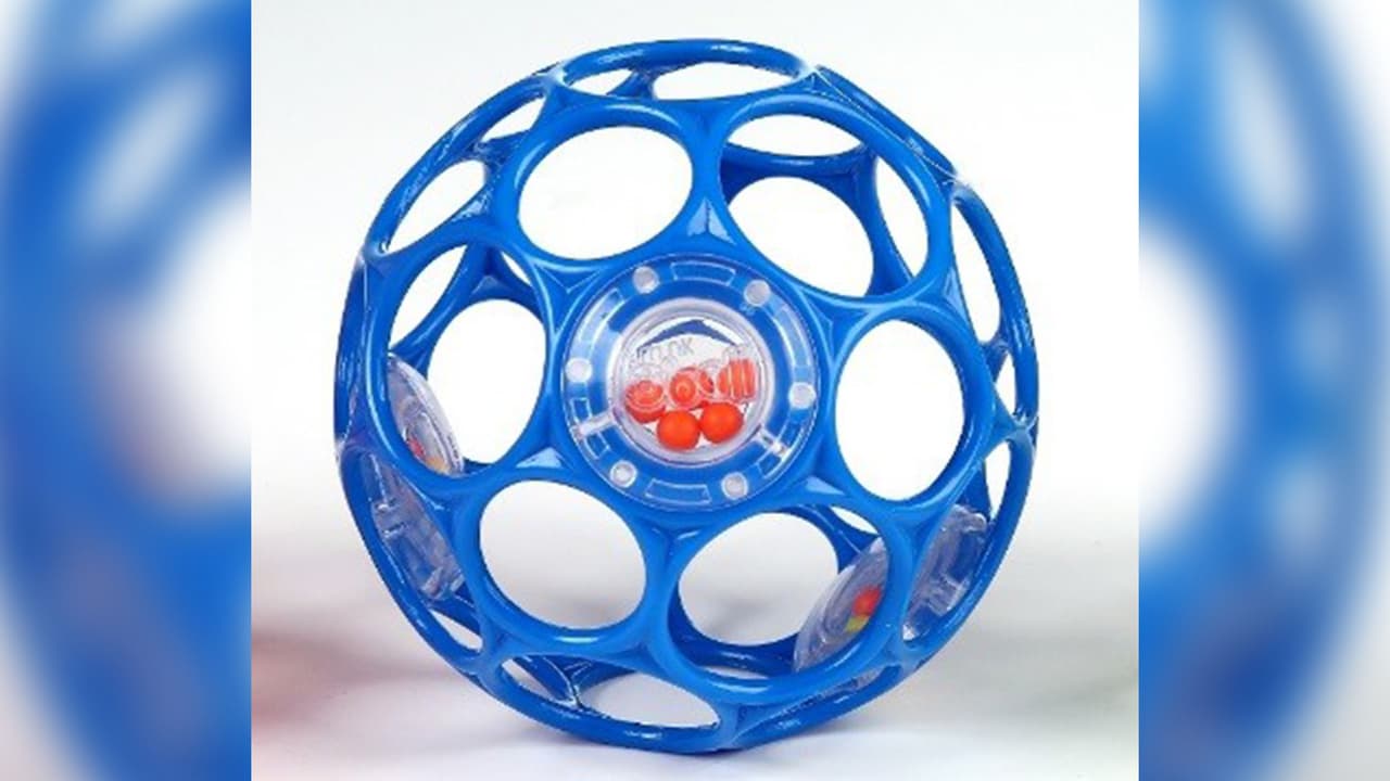 Oball Rattles by Kids II.
<br>El disco de plástico transparente en el exterior de las sonajas puede romperse, liberando pequeños objetos, lo que representa un peligro de asfixia para los niños pequeños.
<br>Fechas de venta: enero de 2016 a febrero de 2017.
<br>Contacto: Kids II sin cargo al 800-230-8190 o visite el
<a href="https://www.kids2.com/" target="_blank">website</a>.