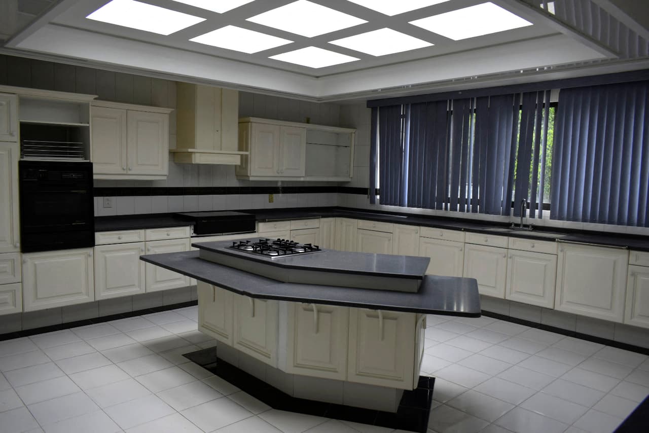 Además, cuenta con nueve habitaciones, algunas de las cuales tienen vestidor y closet, así como ocho baños, cuarto de lavado, terrazas y hasta su propio salón de fiestas.