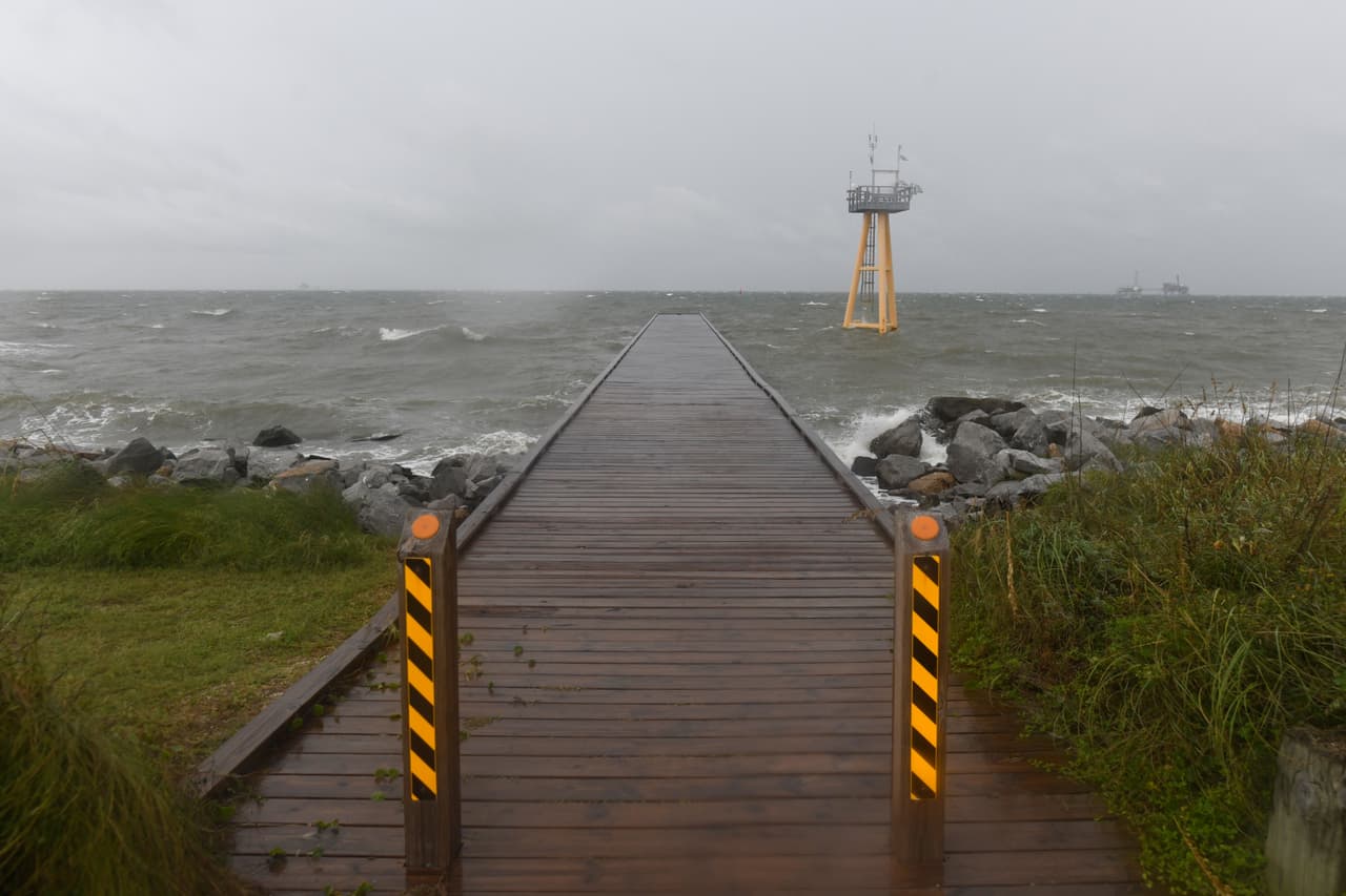 Las grandes olas generadas por los efectos del huracán Isaias rompen contra la playa desierta el viernes 9 de octubre de 2026 en Dauphin Island, Alabama.