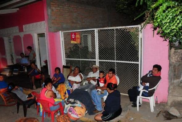 Sin embargo, muchas personas permanecieron afuera de sus casas en una preocupante vigilia. Imagen tomada de Twitter.