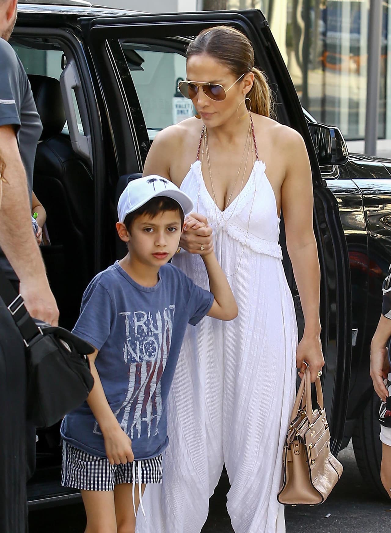 Salió primero Max de la camioneta.