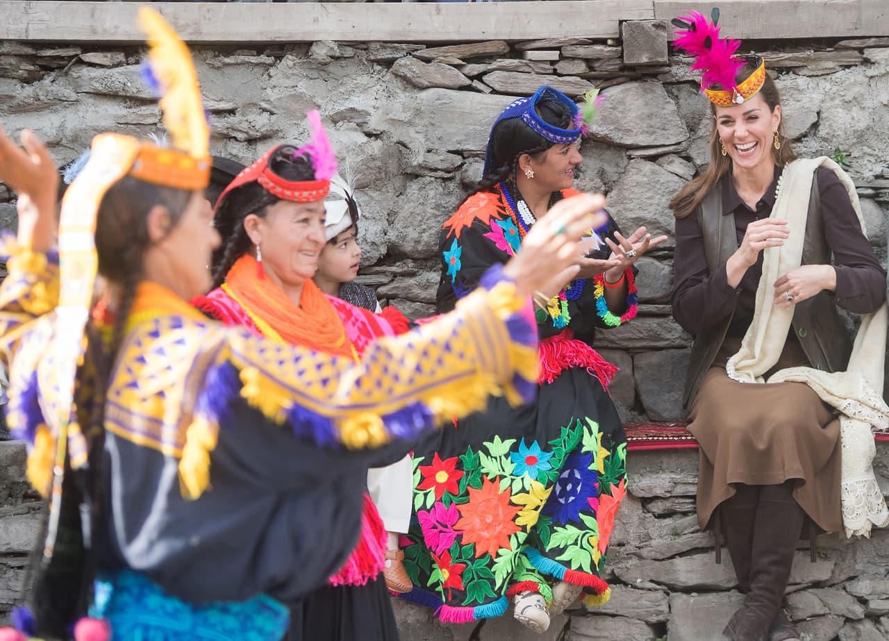 Para esta visita, la duquesa optó por
<b><a href="https://www.univision.com/famosos/kate-middleton-se-puso-unos-pantalones-que-tienen-una-conexion-con-su-cunada-meghan-markle-y-otra-curiosidad-fotos" target="_blank"> un atuendo informal</a></b>: chaleco, una camisa abotonada y un pantalón marrón. Según Town and Country, sus pendientes eran de la marca Missoma London.