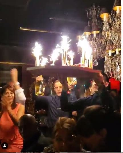 El piloto subió a su cuenta de Instagram un pequeño video en donde se ve que celebra con champaña y pastel, aunque sin especificar en dónde se encuentra.