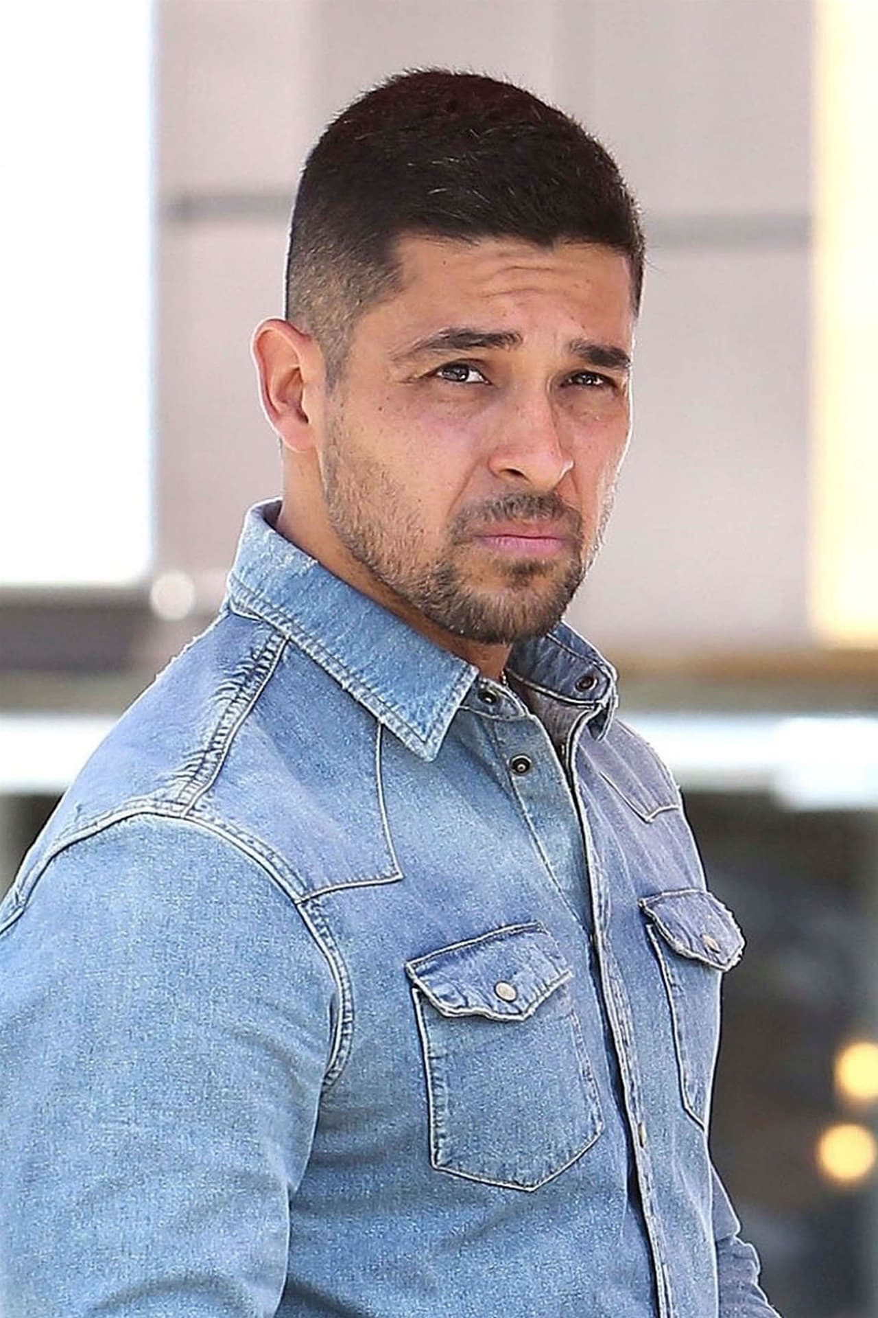 Un paparazzo captó a Wilmer tras su salida del hospital, su rostro reflejaba tristeza y preocupación.