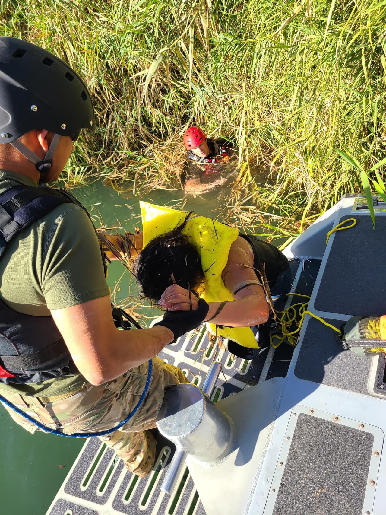 Los agentes de BORSTAR rescataron a una migrante que estaba atrapada en el agua hasta el cuello en medio de los juncos a lo largo del río Colorado. La migrante intentaba ingresar a Estados Unidos desde México a través del río en el lado oeste de Yuma cuando cruzó los juncos e inesperadamente cayó a las aguas profundas. Los agentes asignados a la unidad de patrullaje en bote inicialmente respondieron para ayudarla, pero luego solicitaron la asistencia de los agentes de BORSTAR para garantizar una extracción segura. La guatemalteca fue atendida en el lugar por rasguños menores. Posteriormente fue transportada al sector de Yuma para su procesamiento.