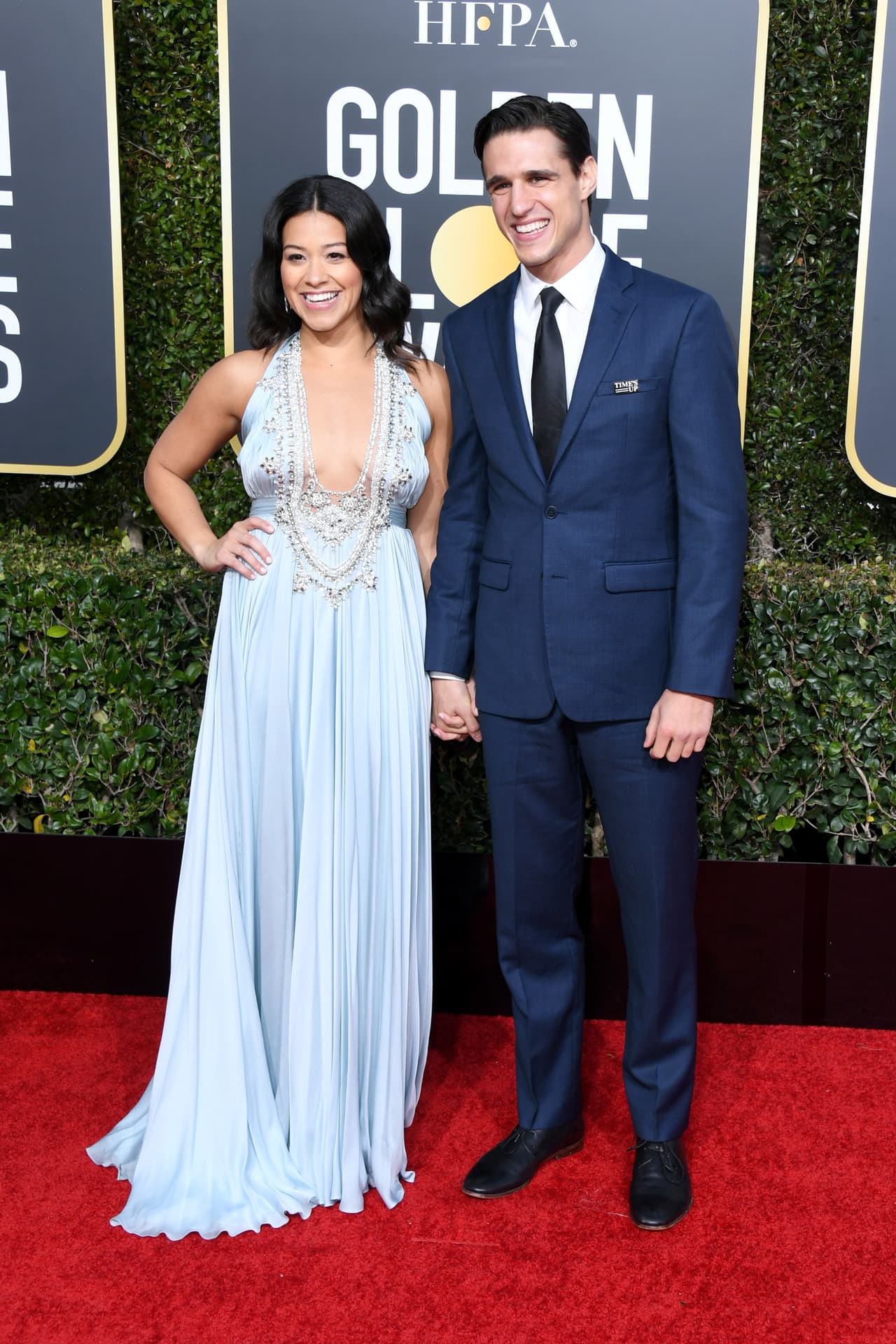 Gina Rodrigez acompañada por su pareja Joe Locicero deslumbró con un vestido azul cielo y su escote pronunciado.