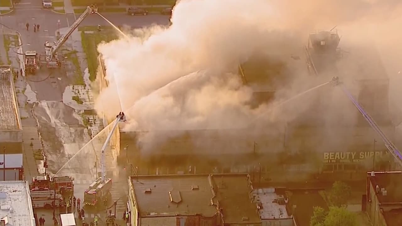 Un incendio consume un edificio comercial en Chicago y bomberos buscan controlarlo
