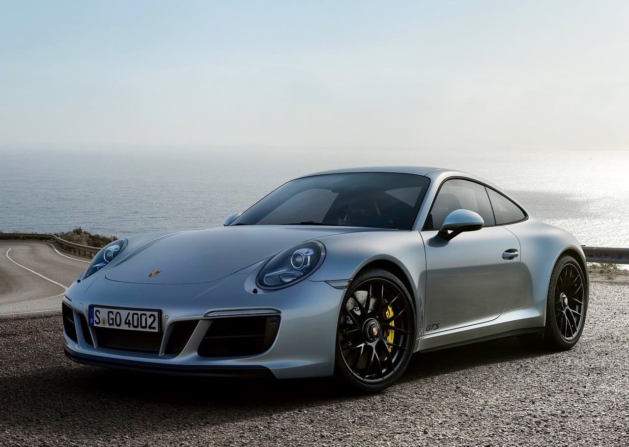 <b>Auto mediano deportivo premium: Porsche 911</b>
<br>
<br>¿Qué se puede decir del Porsche 911? EL deportivo emblemático de Porsche encapsula todo lo que la histórica marca alemana representa y es prácticamente una compra de rigor para todo quien pueda pagarlo. Aunque no todos sus compradores están en capacidad de aprovechar sus capacidades al máximo, si parecen poder disfrutarlas. ¿No es esa la idea?
<br>
<br>No hubo finalistas en esta categoría.