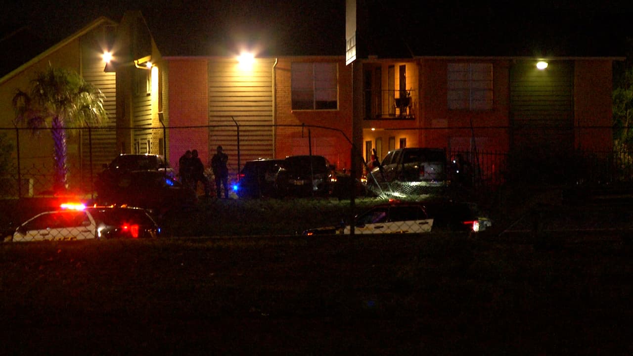 Al no usar cinturón de seguridad, una niña de 12 años salió disparada de un vehículo en una volcadura, voló por encima de una cerca de púas y cayó sobre una camioneta en el estacionamiento de un complejo de departamentos, al sureste de San Antonio.