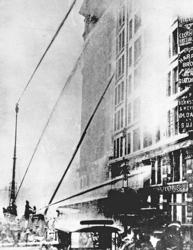 <b>EL INCENDIO EN LA FÁBRICA “TRIANGLE SHIRTWAIST” : </b>El incendio del 25 de marzo de 1911 en la fábrica de Manhattan causó la muerte de 146 trabajadores, lo que llevó a mejorar la seguridad en el lugar de trabajo e impulsó el movimiento obrero organizado. Sólo había una escalera de incendios en el edificio. Algunas puertas estaban cerradas con llave para evitar robos, según la Administración Federal de Seguridad y Salud en el Trabajo.