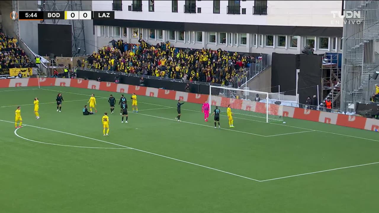 ¡TIRO ATAJADO! disparo por Jens Petter Hauge.