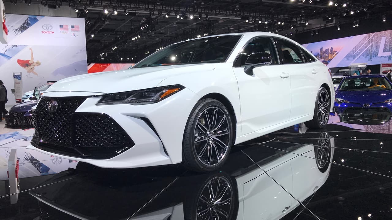 <h3 class="cms-h3-H3">Sedanes.</h3>
<br>
<br>Los sedanes familiares podrán ser una especie en vías de extinción,pero dieron fe de vida en la cita de Detroit. Toyota mostró una elegante y hermosa 
<b><a href="https://www.univision.com/noticias/auto-show-de-detroit/toyota-da-una-prueba-de-fe-en-el-sedan-familiar-y-muestra-un-avalon-totalmente-nuevo-en-detroit" target="_blank">quinta generación de su sedán grande Avalon</a></b> el cual pasa ahora a formar parte junto el Corolla, el Camry y el Prius, de la familia global TNGA de Toyota compartiendo una arquitectura común.