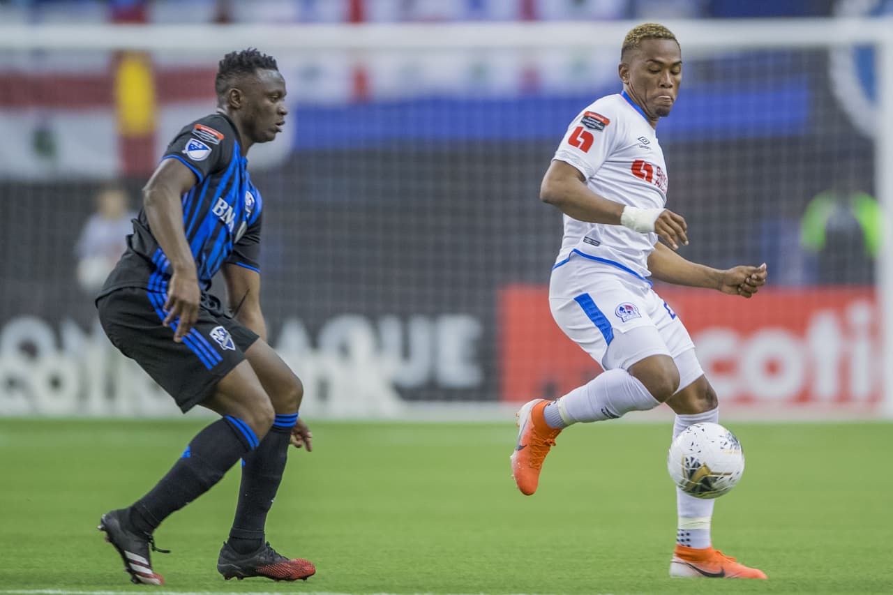 Deybi Flores recibe el balón de espaldas a la portería.