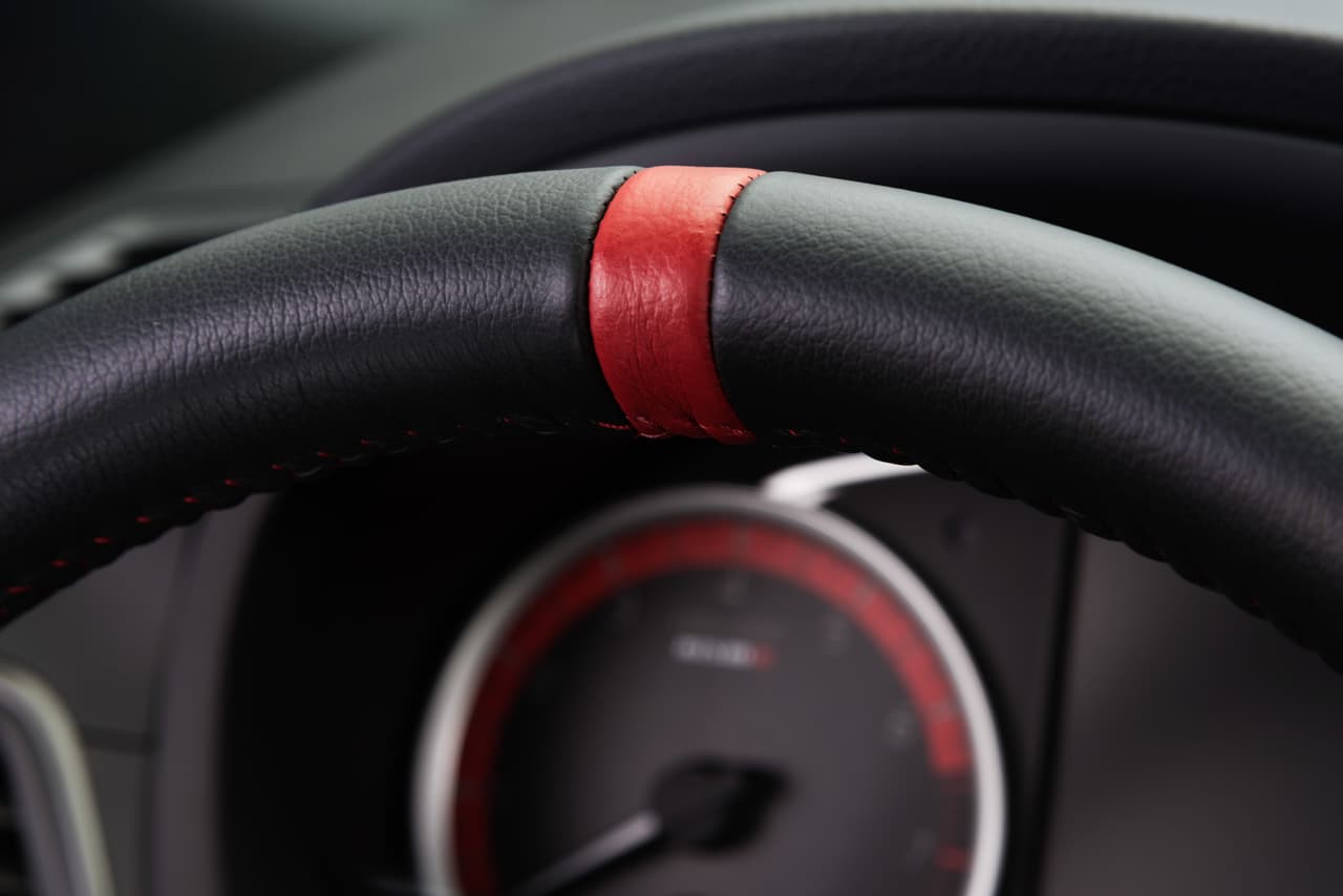 Uno de los signos netamente deportivos del Nissan Sentra NISMO se encuentra en su volante: lleva la 
<b>marca de las 12 en punto</b>, bordada en el mismo rojo que se hace presente en todos los detalles del interior y exterior del auto.