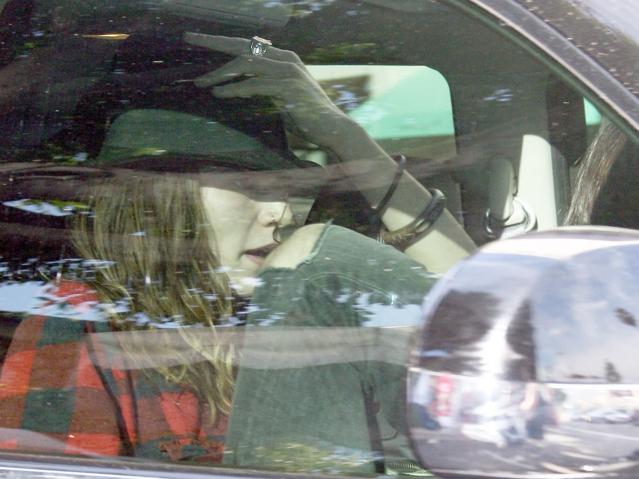 La socialité recordó que se sentía aturdida por los flashes de las cámaras, por lo que no se dio cuenta de cuando Lohan se subió a su automóvil. De repente volteó y vio que ella estaba dentro.