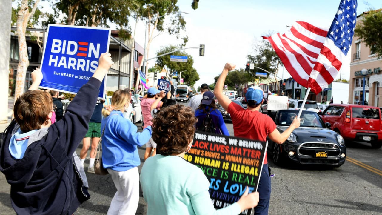 Por si fuera poco, la jornada electoral también movilizó gran cantidad de personas de los principales partidos en marchas y caravanas de apoyo a sus candidatos.