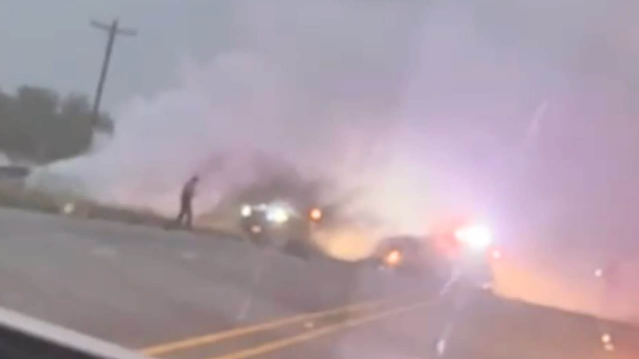 Aparentemente, el accidente entre los dos automóviles ocurrió a las 6:00 de la mañana de este miércoles 8 de noviembre. Esto comenzó con una persecución entre una unidad del Sheriff del Condado de Zavala y un Honda que provenía de Houston, pero este vehículo venía huyendo de las autoridades.