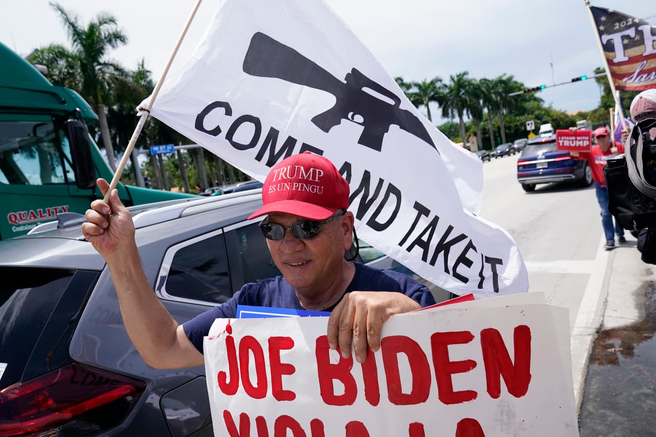 Los cargos incluyen retener información clasificada, obstruir la justicia y hacer declaraciones falsas, entre otros delitos.