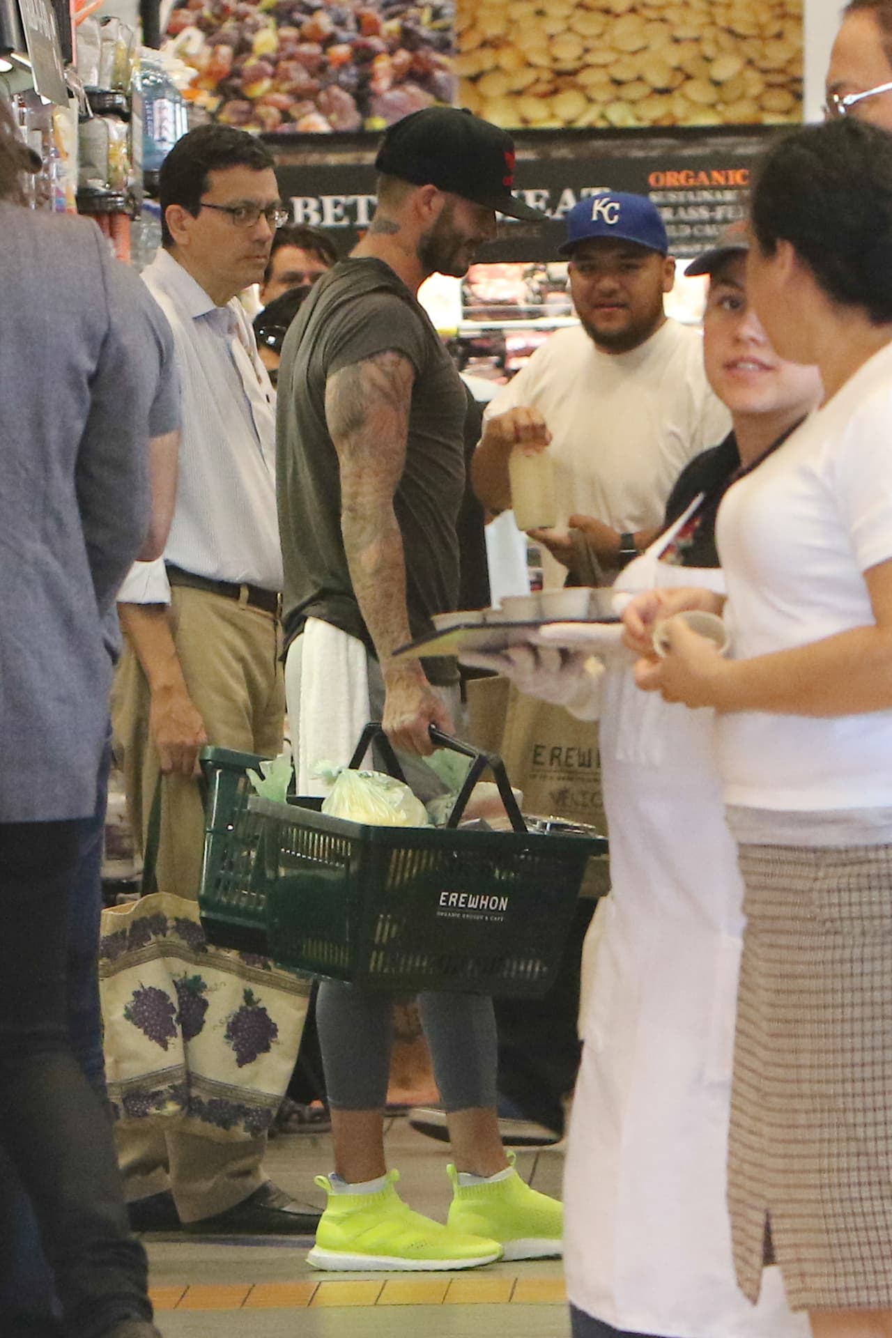 Algunos fans se acercaron a pedirle su autógrafo, él accedió muy amable.