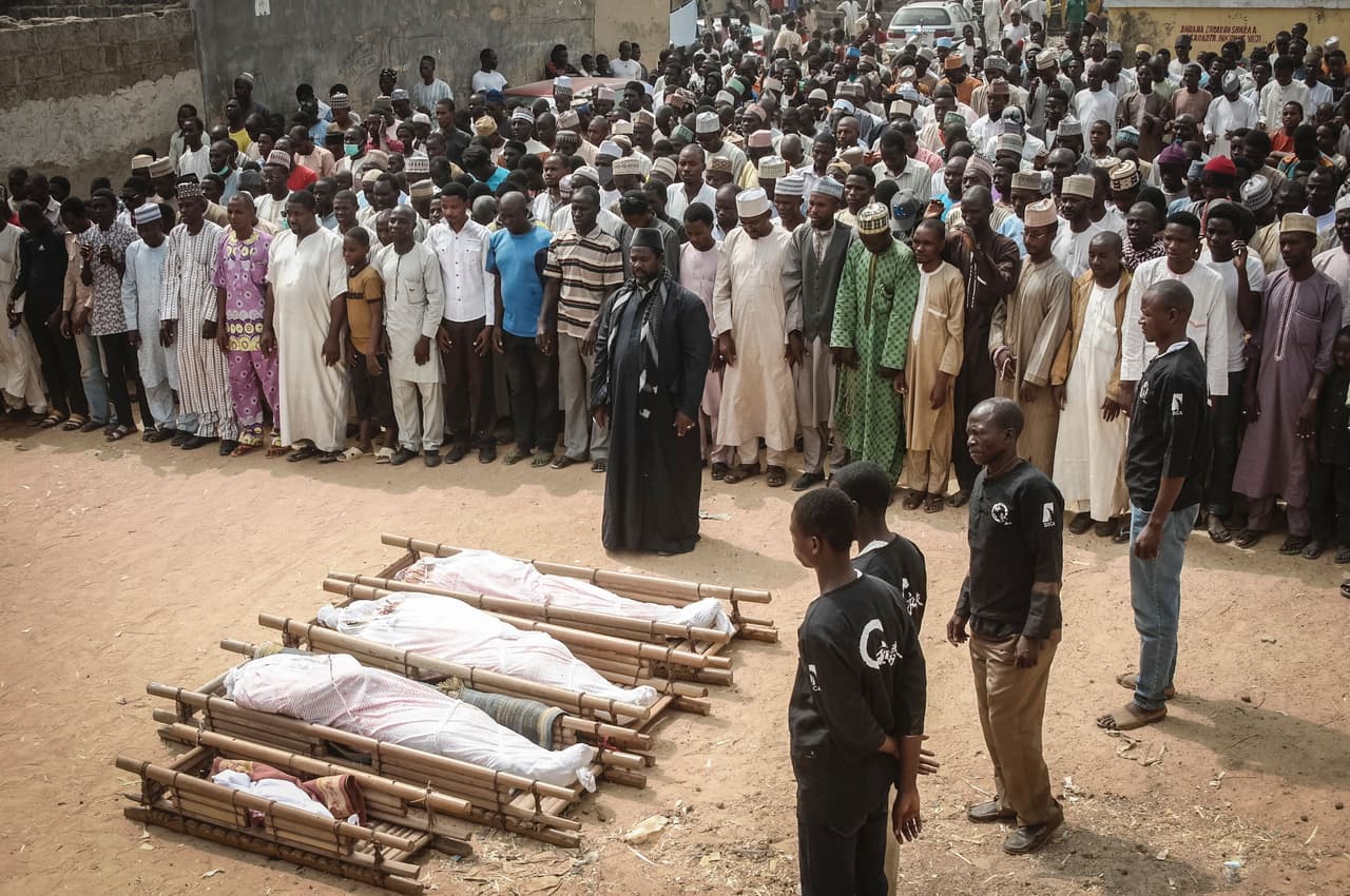 <b>10) NIGERIA. </b>3,000 muertes por el conflicto reportadas en 2016. Nigeria experimenta violencia religiosa, una lucha entre cristianos y musulmanes que comenzó hace más de cinco décadas. Actualmente, la violencia religiosa de ese país está centrada en
<b><a href="http://www.univision.com/noticias/secuestro/liberan-a-82-jovenes-secuestradas-hace-tres-anos-por-el-grupo-terrorista-boko-haram" target="_blank">Boko Haram</a></b>, agrupación que busca imponer la sharia (leyes islámicas) en buena parte del país.
