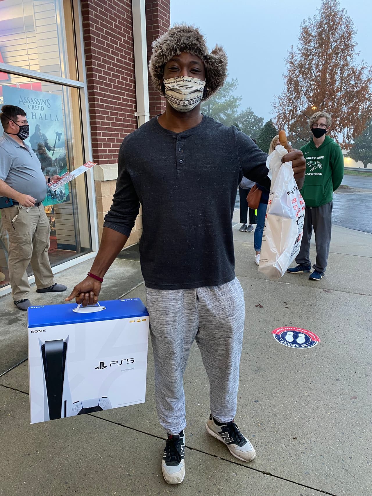 Tobi fue el primer cliente en obtener el PlayStation 5, luego de esperar en la fila por más de 36 horas.