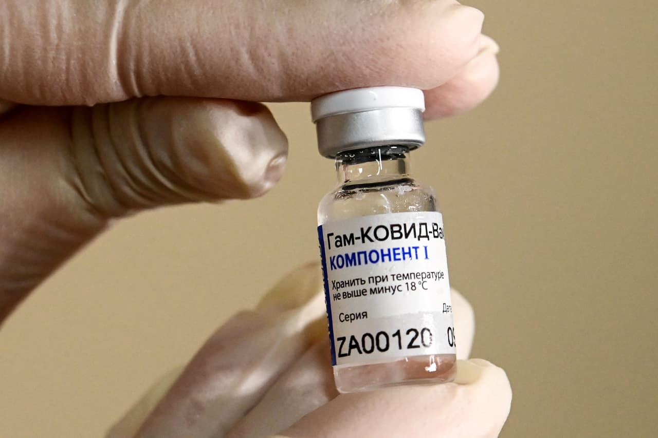 <b>Rusia. 2.7 dosis administradas por cada 100 personas.</b> 4% de las pruebas de covid-19 realizadas en este país resultan positivas. En Rusia se administra una vacuna desarrollada localmente, llamada Sputnik V. Según un estudio de la revista médica The lancet,
<a href="https://www.thelancet.com/journals/lancet/article/PIIS0140-6736(21)00191-4/fulltext"><u>esta vacuna provee un 92% de protección contra el covid-19</u></a>.
<br>