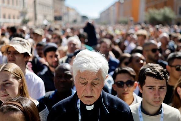 Más creyentes reunidos en las calles de Roma, rezando durante el funeral del papa.