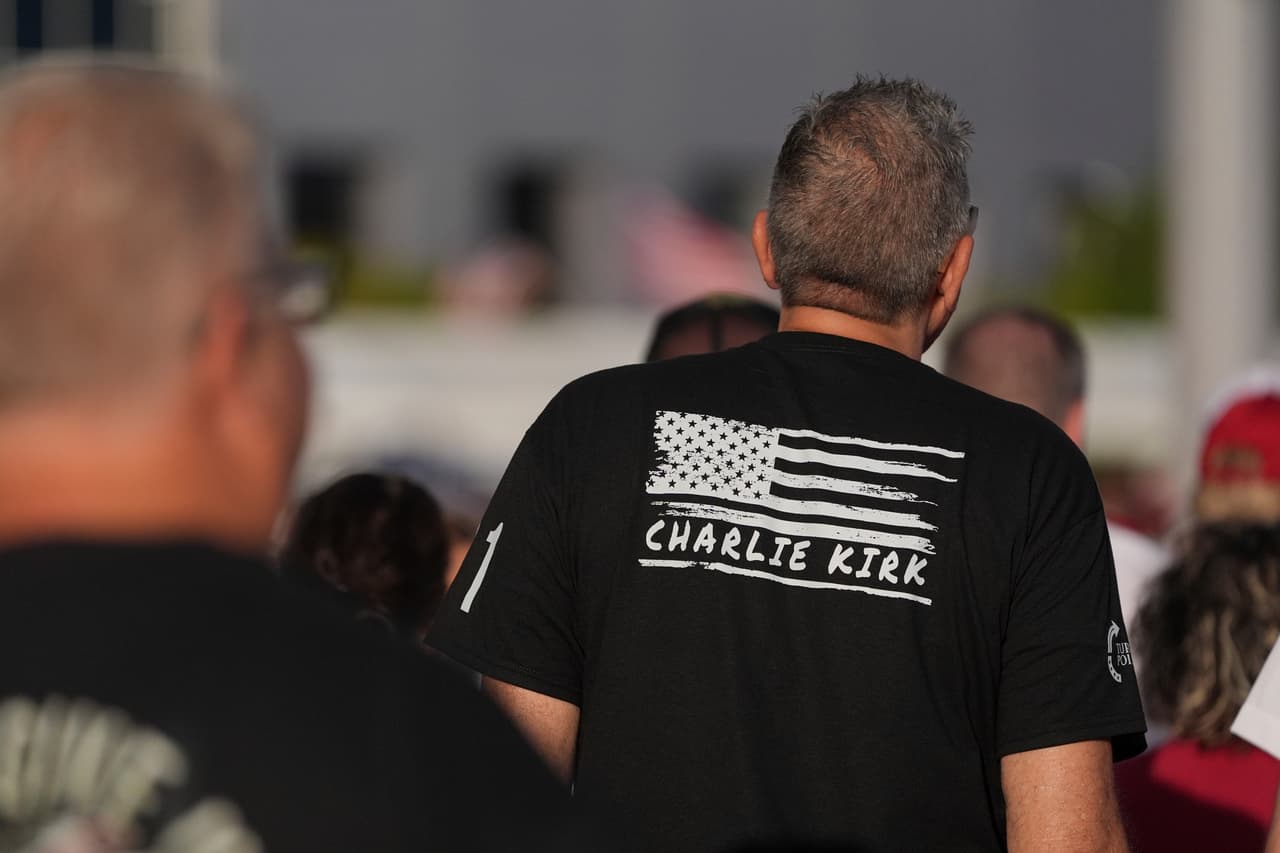 Otra de las prendas que portaron algunos de los miles de asistentes al State Farm Stadium fueron las que combinaron 
<b>imágenes alusivas a la bandera estadounidense con el nombre del activista </b>homenajeado.