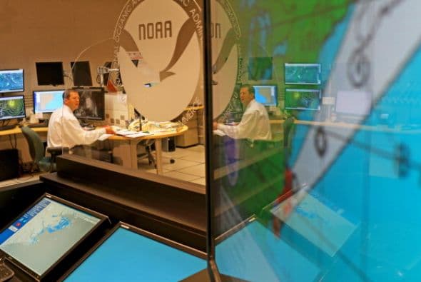 El jueves por la noche, el Centro Nacional de Huracanes (CNH) informó que Arthur avanzaba a categoría 2.