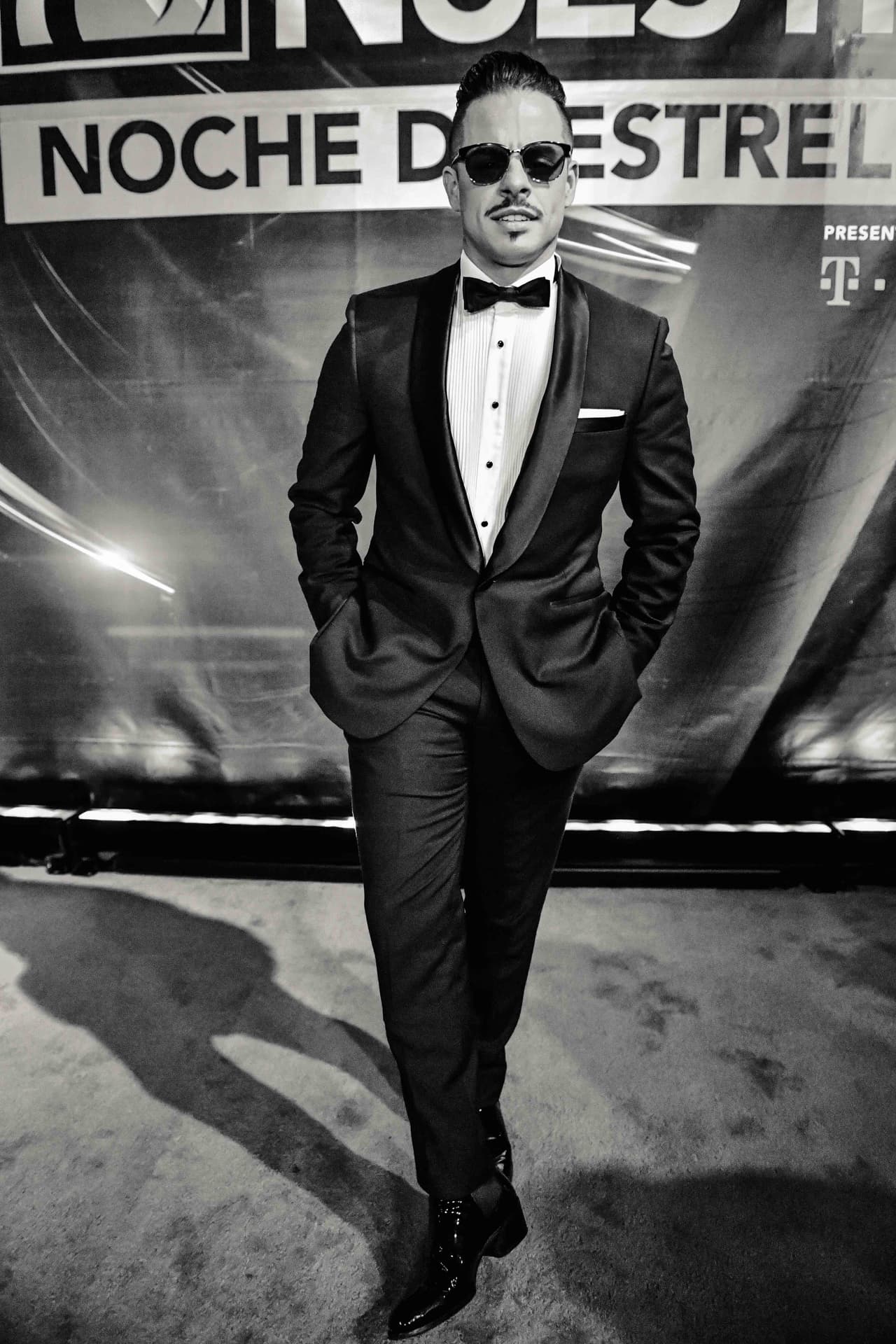 Y mientras que posaba con los fans o frente a las cámaras, descubrimos que el ex de Jennifer López 
<b>se tatuó cinco letras en la parte derecha de su cuello. </b>