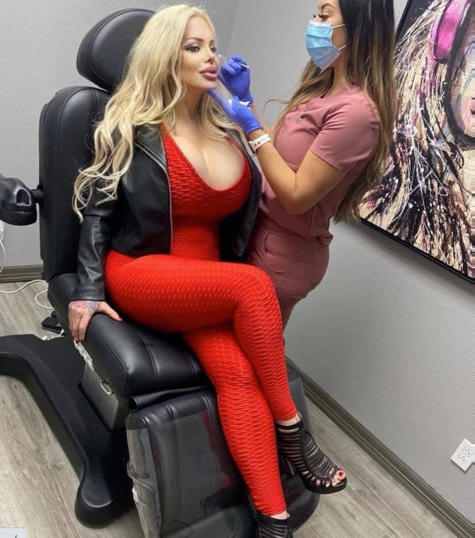 Durante el 2022, la actriz de cine para adultos se ha realizado otros procedimientos, entre ellos uno para que sus ojos se vean más rasgados.