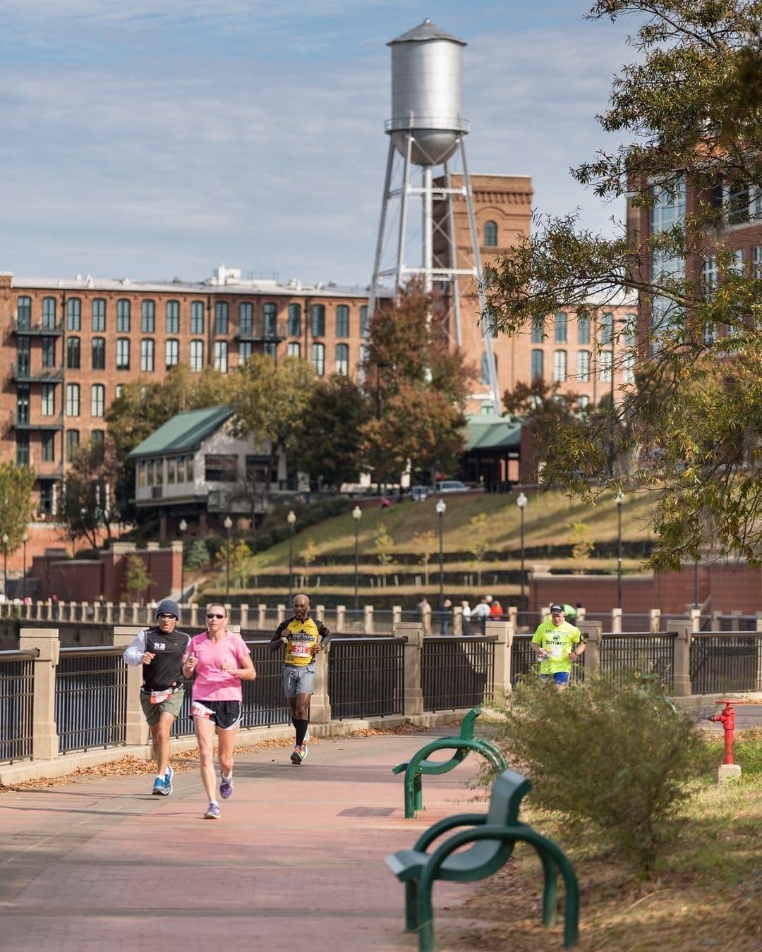 <b>Número 6: Columbus</b>. Hay un paseo fantástico lleno de restaurantes, música en vivo y arte y, por supuesto, el río mismo ofrece una lista de aventuras al aire libre. Disfruta de ziplines sobre la frontera estatal, practica rafting en los rápidos o simplemente siéntate y observe a la gente.