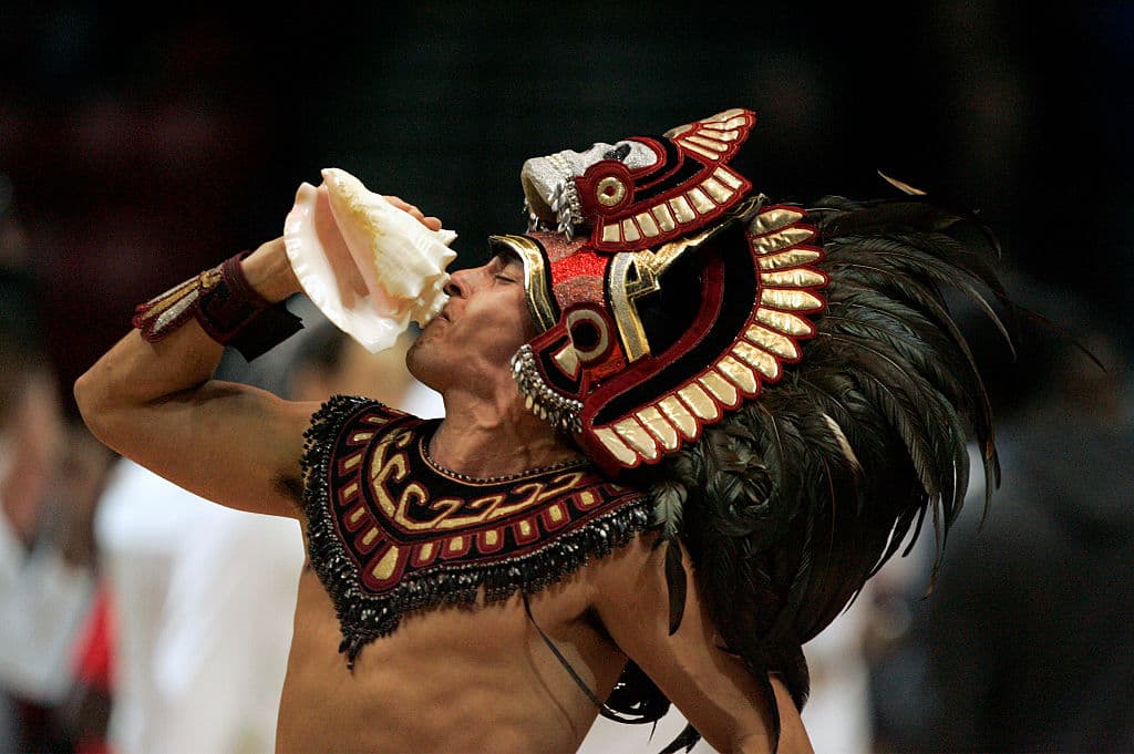 Culturas prehispánicas como los aztecas también tenían un sinfin de rituales, para conseguir la fortuna y amor de los dioses, para tener suerte en sus cosechas y en su sociedad y eso también aplicaba para la forma de conseguir o atraer el amor a sus vidas.