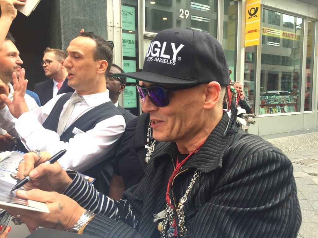 Sonreído y cubriendo su rasurada cabeza con una gorra que lee 'Fugly' (muy feo), el actor y músico Johnny Depp ha compartido en los pasados días con sus seguidores durante una gira que lo ha llevado a Rusia y Alemania, entre otros países.