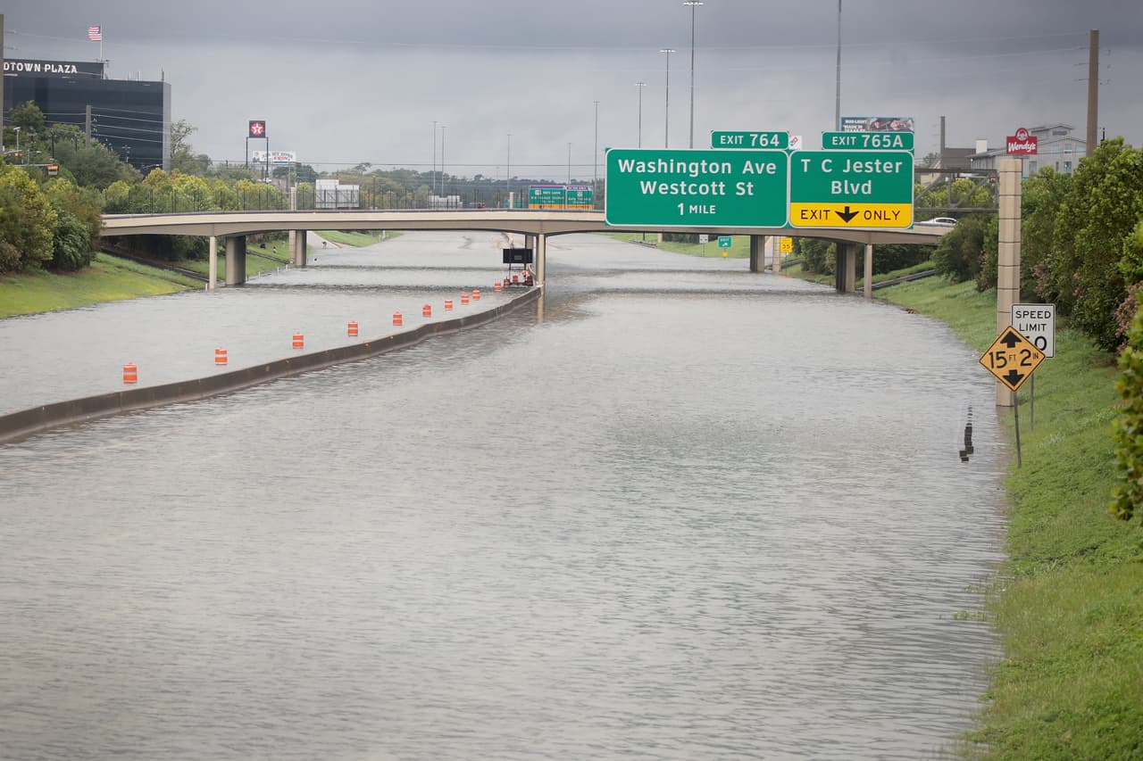 La autopista Interestatal 10 luce como un río, después de dos días de lluvias continuas.