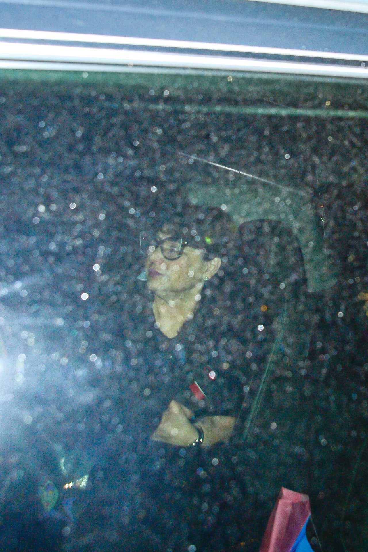 La mamá de la cantante,
<b> Joan Grande</b>, también compartió con los futuros esposos y cerca de 30 amigos en la sala de bowling 
<b><a href="https://www.framesnyc.com/">Frames</a></b>, en New York.