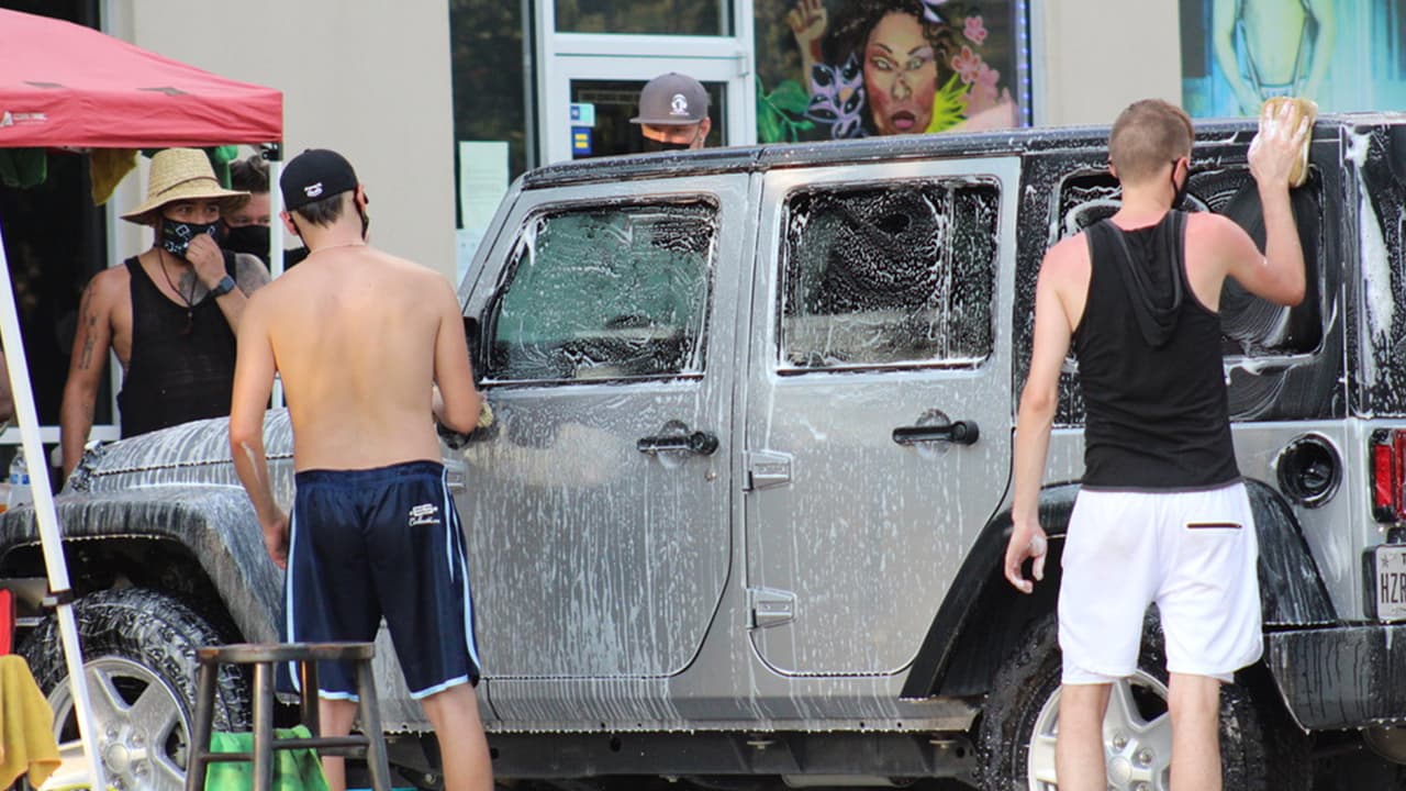 “Es muy difícil porque los bares fueron los primeros negocios que cerraron y somos los últimos en abrir y todavía no hay una fecha para la reapertura”, expresó Christopher Barry.