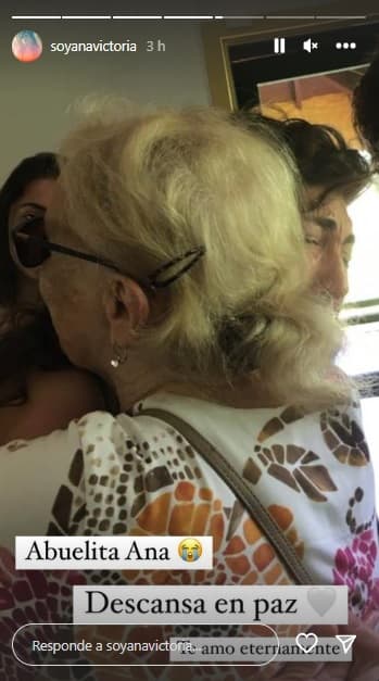 “Abuelita Ana, descansa en paz. Te amo eternamente”, apuntó sn sus historias de Instagram la también cantante sobre una fotografía que capturó uno de sus abrazos. 
<br>