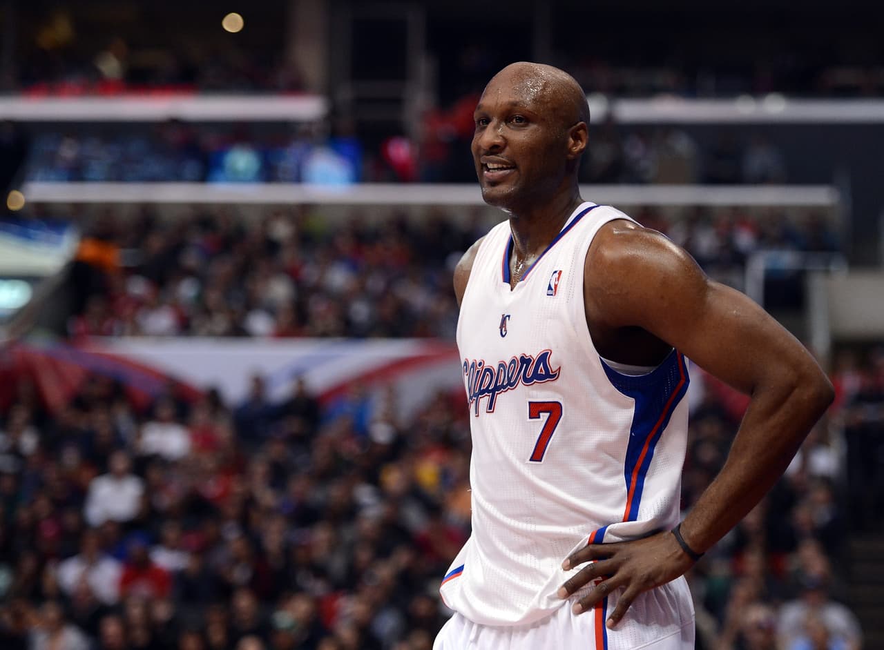 Lamar Odom sigue mejorando, después de haber salido de coma, Page Six informó que dijo a Khloé, "Hola, nena".
