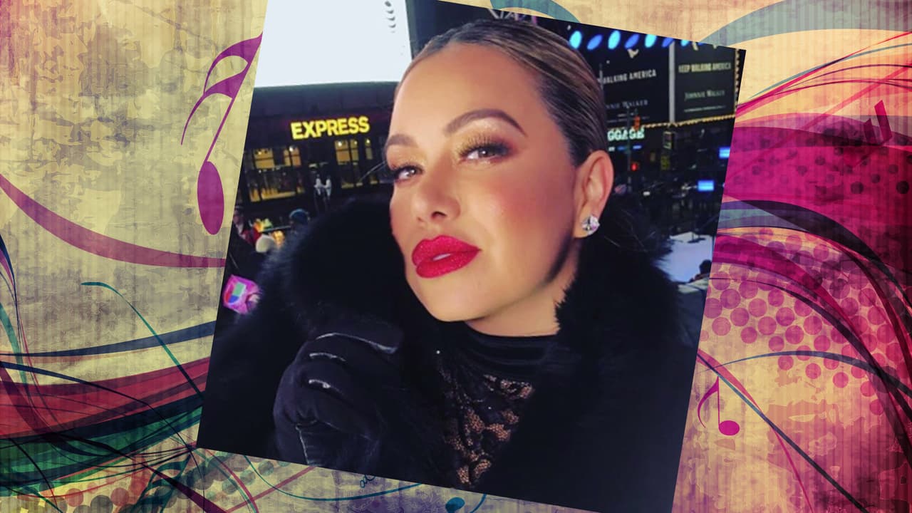 Chiquis siempre sale bien en sus selfies. ¿Y cómo no? La cantante es una mujer hermosa. Con un rostro así, todas queremos hacernos selfies. She's a curvy woman with a lot of sass. Jenni would be so proud!