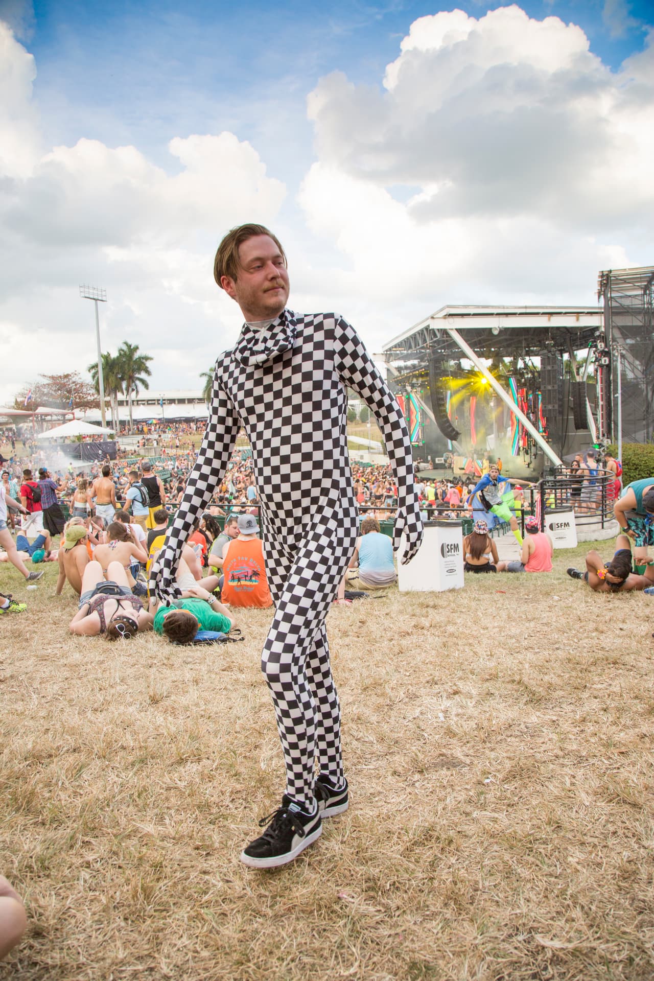 ¿Y...por qué no ser simplemente el hombre de la pijama de cuadros? A él lo vimos en la fiesta con su máscara puesta extraviado entre tarimas. Nadie entendía cómo soportaba el calor.